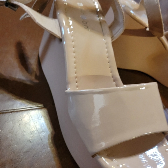 Women's Cream Platform Sandals - Picture 5 of 12